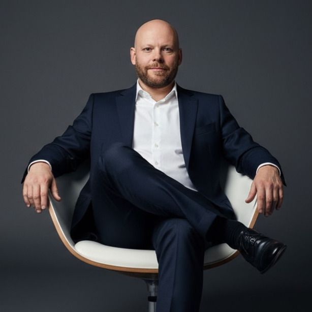 KI Zauberer für Firmenevents | KI-Keynote Speaker & AI Magic – Harry Riegel