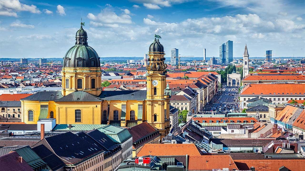 Frau untersucht ob Pestizide in der Luft gefährlich